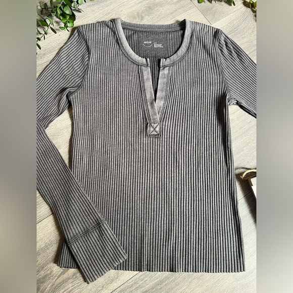 Aerie Fireside Long Sleeve Henley Ribbed T-Shirt in Smoked Gray. Size S - Picture 4 of 10